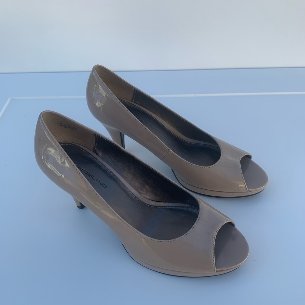 Bandolino size 8m 3in heels Nude Peep Toe Shoes